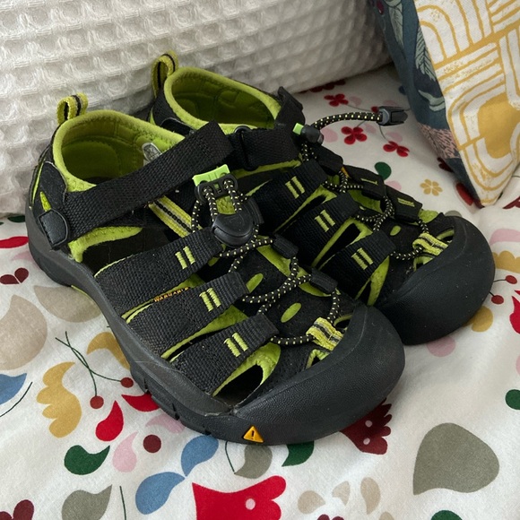 Keen sandals black and lime green size kids 1 - Picture 1 of 7